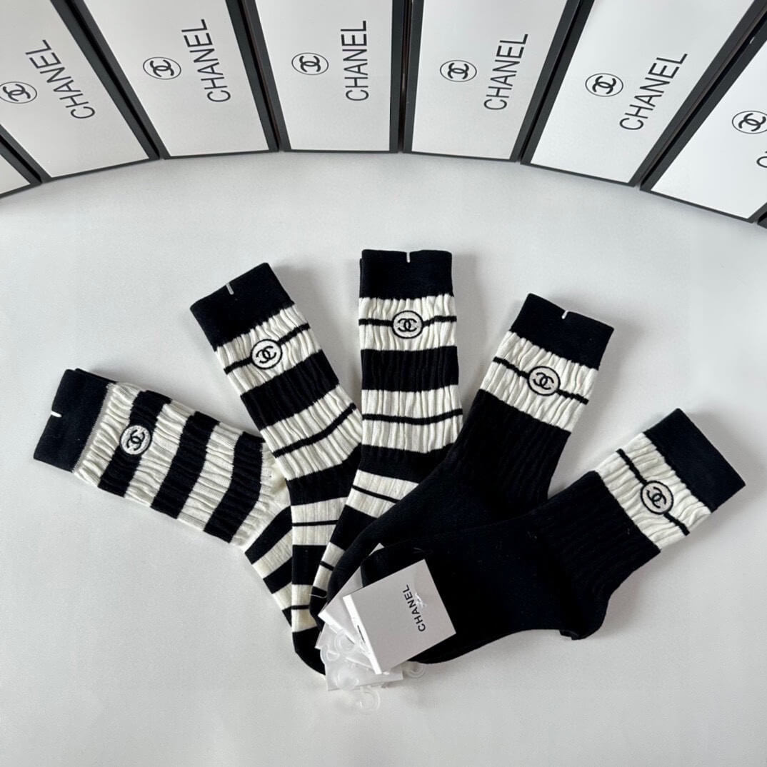 Embroidered Mid-Length Socks