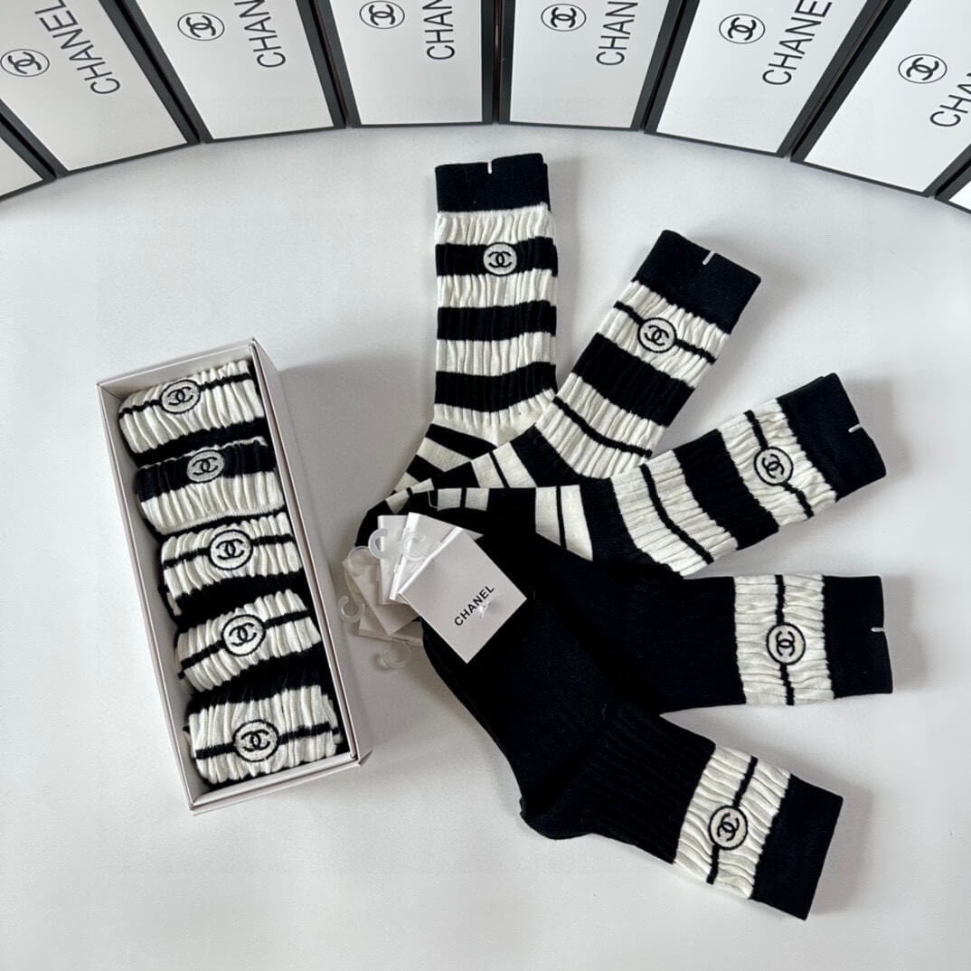 Embroidered Mid-Length Socks